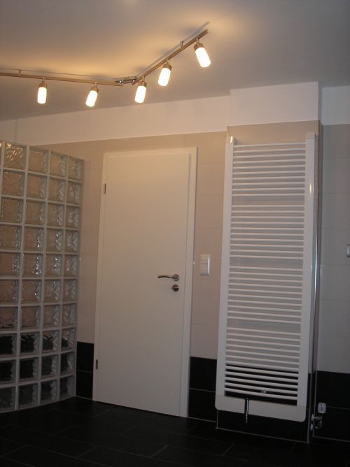 2009-02-10-badezimmer-heizungen-tuer